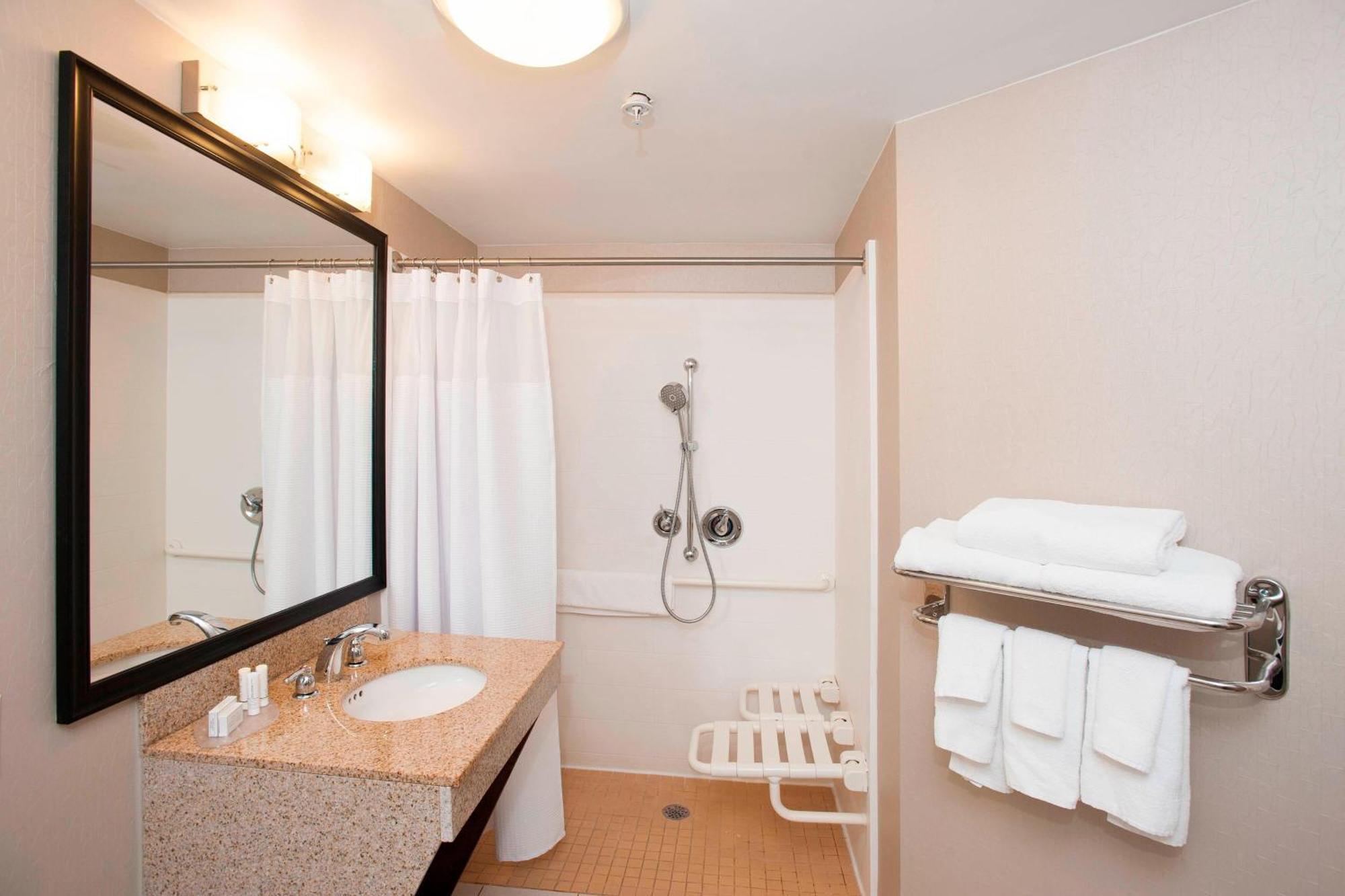 Springhill Suites Birmingham Colonnade Экстерьер фото